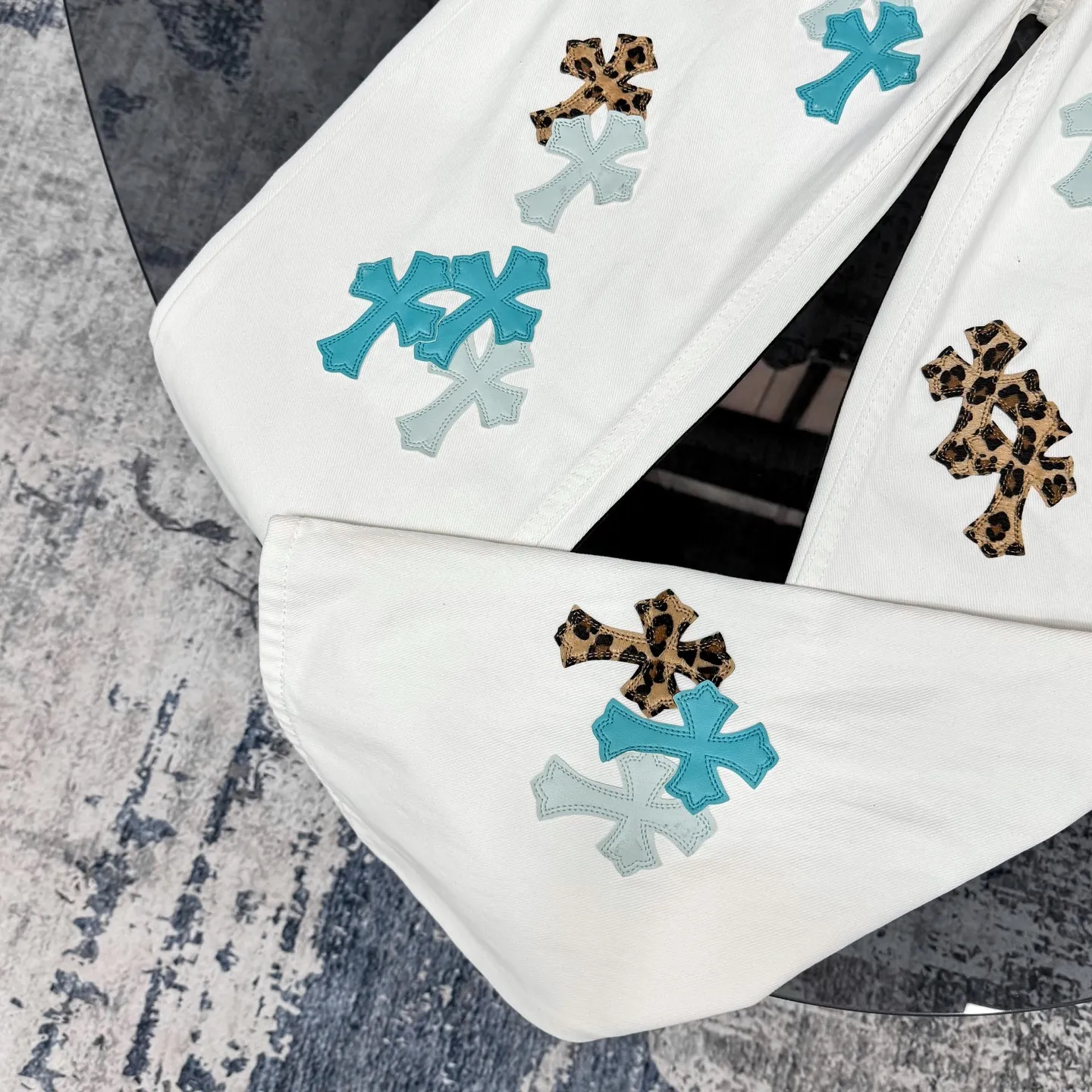 P250 Chrome Hearts 25SS white pants with three-color leopard print blue leather jeans. Chrome Hearts’ pants with the most popular colors are made of beaded canvas fabric. Heavy washing makes the upper body of the fabric more textured and the pants are tall and straight! The three-dimensional cutting of the whole trousers is a masterpiece! The hardware is customized by zp. The beaded canvas fabric is thick and soft after being washed. It has good breathability. Customized small leather label. Unique design. The details are simple and elegant, and the workmanship is exquisite. The whole trousers are neatly routed and the details are in place! It’s so cool that both men and women can easily control the genderless trend! Size: 28/30/32/34 Waist: 73/78/83/88 Sitting: 99/104/109/114 Pants length: 102/104/106/108
